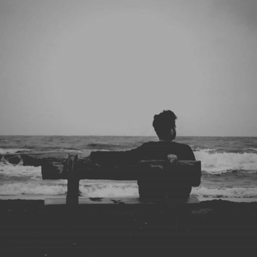دانلود آهنگ بازم دلتنگی زده توی سرم نیستی که ببینی چی اومده سرم تو منو توی تنهاییام ولم کردی کامل